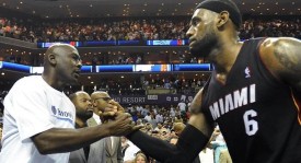 雄鹿队替补内线力挽狂澜，对抗希腊队展现坚韧防守实力